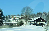 Hausansicht vom Hotel am Berg im Winter (Das Hotel am Berg in Rinchnach / Bayerischer Wald lädt zu einem erholsamen Winterurlaub ein.)
